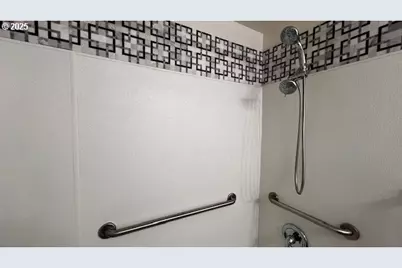 18705 NE Everett Ct, Portland, OR 97230 - Photo 9