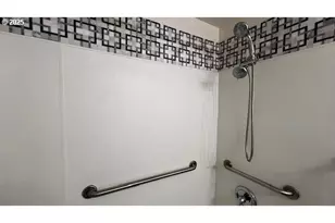 18705 NE Everett Ct, Portland, OR 97230 - Photo 9