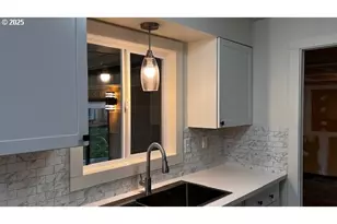 18705 NE Everett Ct, Portland, OR 97230 - Photo 5