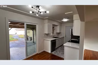 18705 NE Everett Ct, Portland, OR 97230 - Photo 3