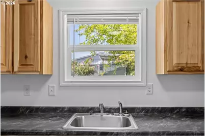 512 NW Cecil Ave, Roseburg, OR 97470 - Photo 11