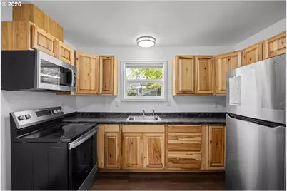 512 NW Cecil Ave, Roseburg, OR 97470 - Photo 9