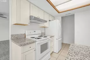 12510 SE Stark St, Portland, OR 97233 - Photo 7