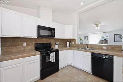 621 Westlog St, Yoncalla, OR 97499 - Photo 9