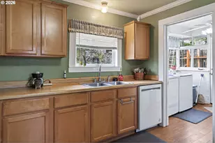 693 NE Winchester St, Roseburg, OR 97470 - Photo 11