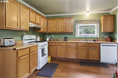 693 NE Winchester St, Roseburg, OR 97470 - Photo 9