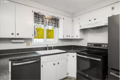 472 Springdale Ave, Springfield, OR 97477 - Photo 9