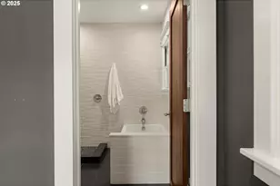 4000 NE Hassalo St, Portland, OR 97232 - Photo 27