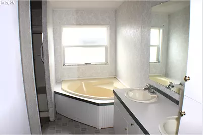 124 Country Side Ln, Winston, OR 97496 - Photo 15