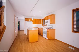 7942 N Hurst Near The Park Ave, Portland, OR 97203 - Photo 13