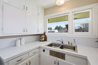 2950 Ferry St, Eugene, OR 97405 - Photo 11