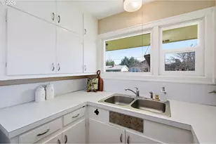 2950 Ferry St, Eugene, OR 97405 - Photo 11