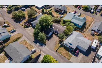 875 York St, Reedsport, OR 97467 - Photo 33