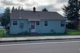 1672 NW Dogwood St, Roseburg, OR 97471 - Photo 3