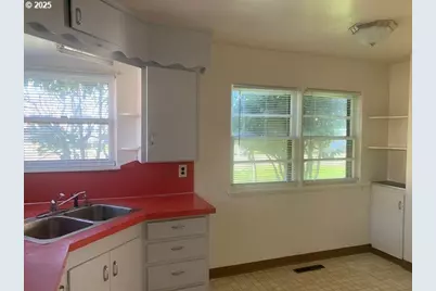 1672 NW Dogwood St, Roseburg, OR 97471 - Photo 9