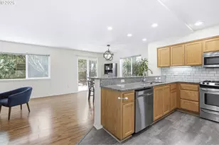 8065 SW Carol Ann Ct, Portland, OR 97224 - Photo 3