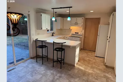 2713 SW Hume Ct, Portland, OR 97219 - Photo 9