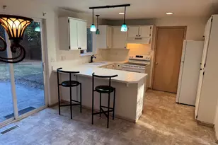 2713 SW Hume Ct, Portland, OR 97219 - Photo 9