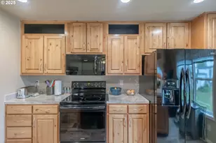 34505 Riverside Dr, Albany, OR 97321 - Photo 3