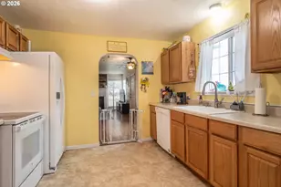 575 W Center St, Roseburg, OR 97471 - Photo 11