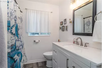 575 W Center St, Roseburg, OR 97471 - Photo 17