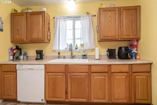 575 W Center St, Roseburg, OR 97471 - Photo 13