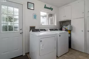 575 W Center St, Roseburg, OR 97471 - Photo 25