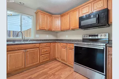 225 SW Fleishauer Ln, McMinnville, OR 97128 - Photo 13