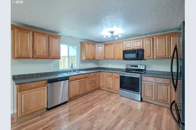 225 SW Fleishauer Ln, McMinnville, OR 97128 - Photo 15