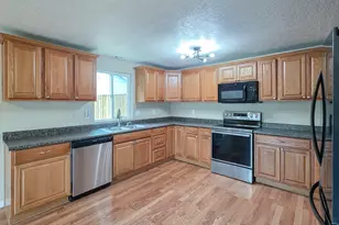 225 SW Fleishauer Ln, McMinnville, OR 97128 - Photo 15