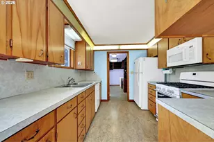 444 N 1st St, Creswell, OR 97426 - Photo 5