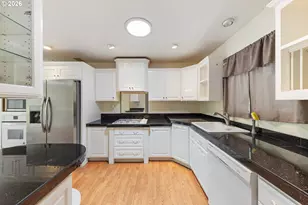 1025 N 3rd St, Woodburn, OR 97071 - Photo 9