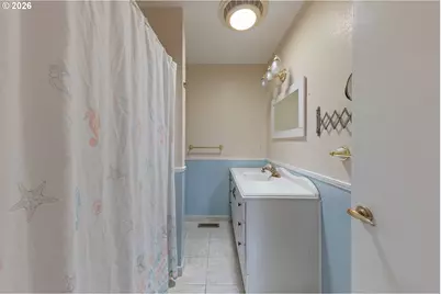 1025 N 3rd St, Woodburn, OR 97071 - Photo 33