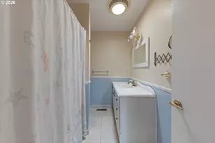 1025 N 3rd St, Woodburn, OR 97071 - Photo 33