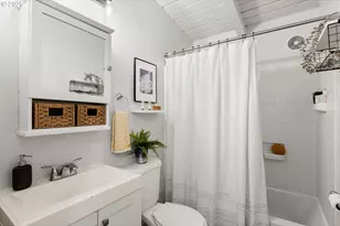 9025 N Clarendon Ave, Portland, OR 97203 - Photo 11