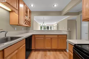 4990 S Landing Dr, Portland, OR 97239 - Photo 9