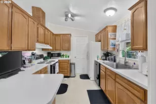 9015 NE Sumner St, Portland, OR 97220 - Photo 5