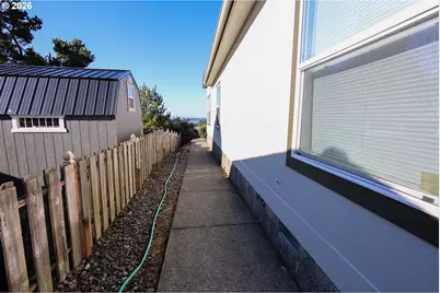 752 Denise Pl, Coos Bay, OR 97420 - Photo 41