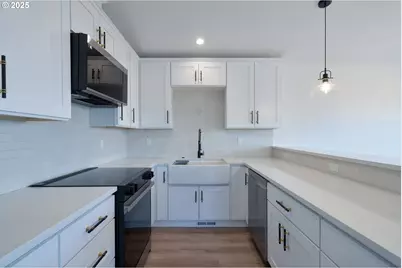 120 Crescent St, Tillamook, OR 97141 - Photo 17