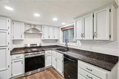 5009 NE Emerson Ct, Portland, OR 97218 - Photo 9