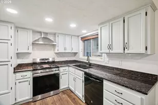 5009 NE Emerson Ct, Portland, OR 97218 - Photo 9