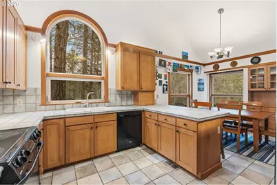 6850 Oakbrook Ln, The Dalles, OR 97058 - Photo 9