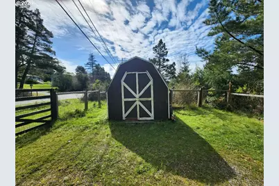 307 12th St, Port Orford, OR 97465 - Photo 3
