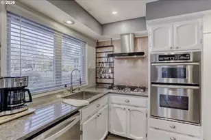 2401 SW 11 Mile Dr, Gresham, OR 97080 - Photo 17