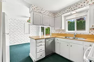 2310 NW 8th Ct, Gresham, OR 97030 - Photo 11