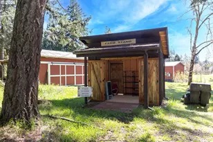 135 Champagne Dr, Roseburg, OR 97471 - Photo 25