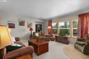 135 Champagne Dr, Roseburg, OR 97471 - Photo 3