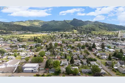 240 E Fourth Ave, Sutherlin, OR 97479 - Photo 25