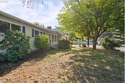 839 W Luellen Dr, Roseburg, OR 97471 - Photo 5