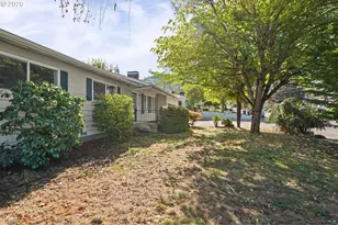 839 W Luellen Dr, Roseburg, OR 97471 - Photo 5